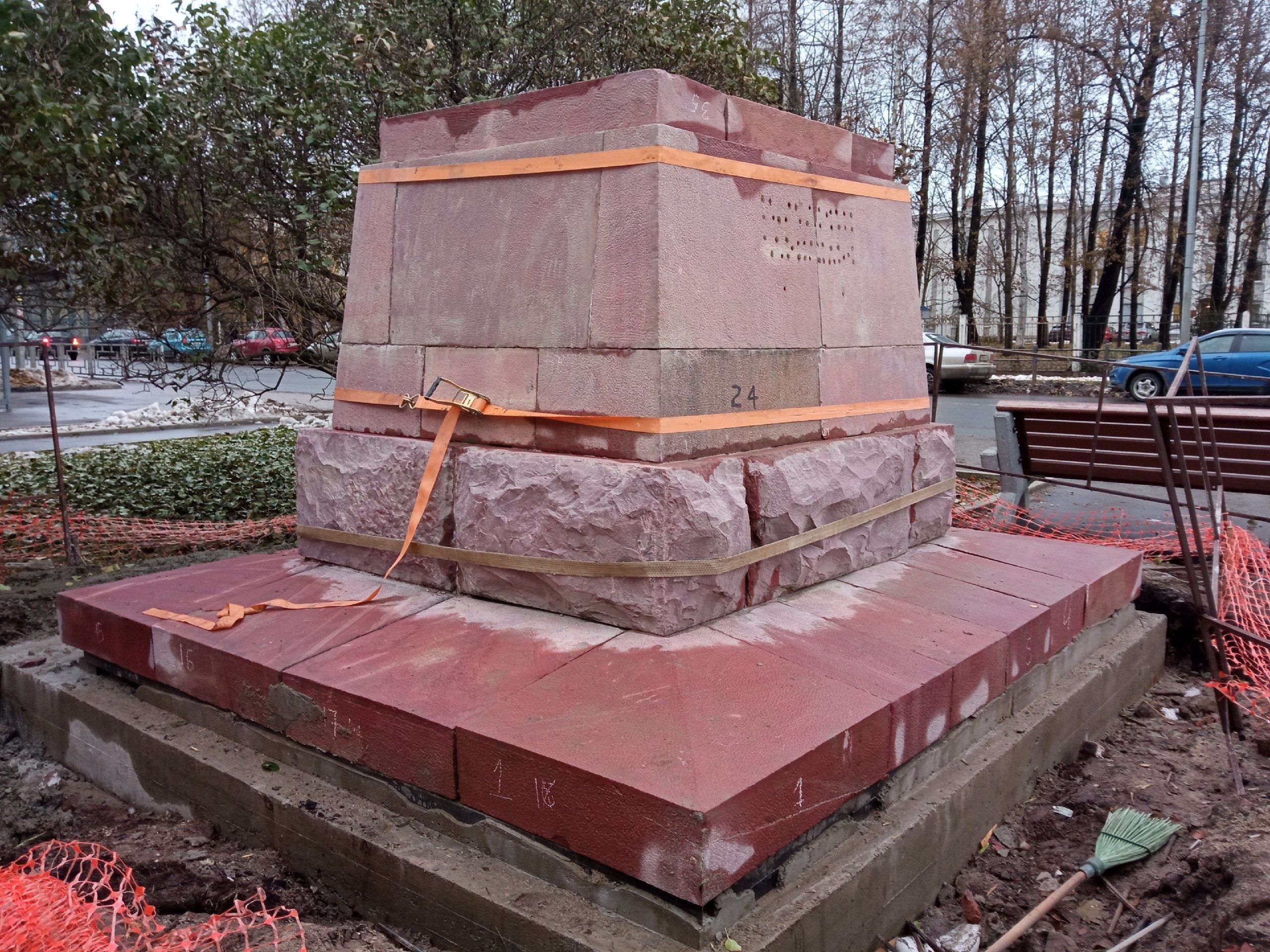 Постамент к памятнику Карлу Марксу и Фридриху Энгельсу вернули на прежнее место