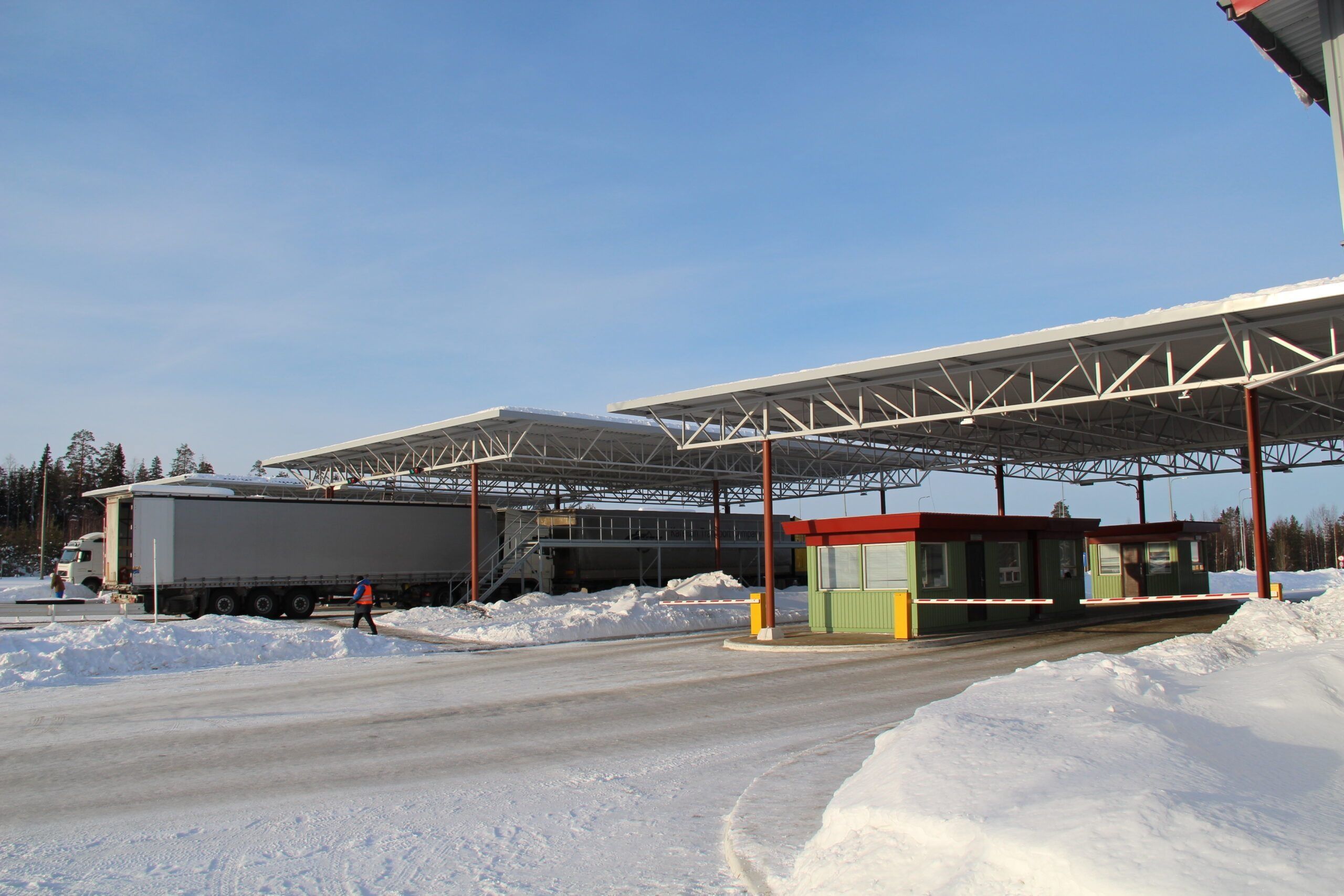 Финляндия закроет все пункты пропуска на границе с Россией, кроме одного