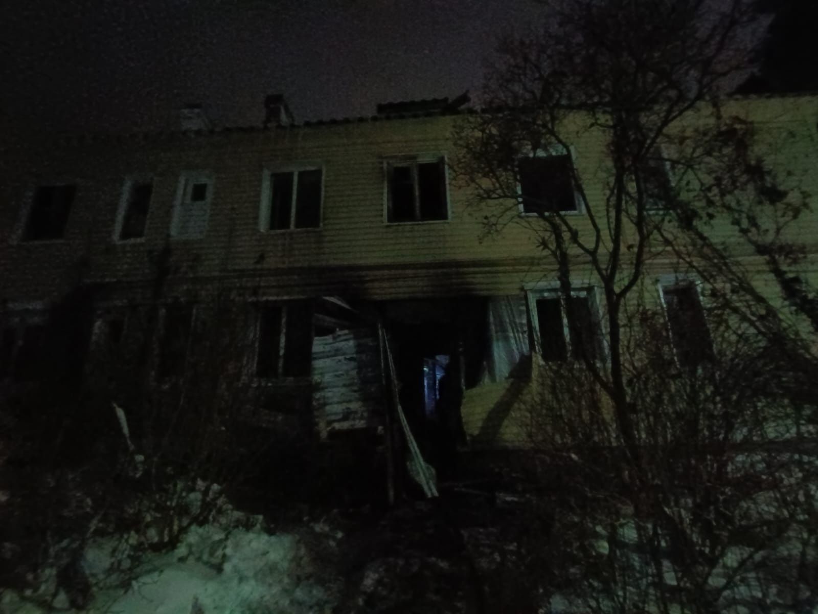 Опубликованы фотографии с пожара в Петрозаводске, где женщина получила серьезные ожоги