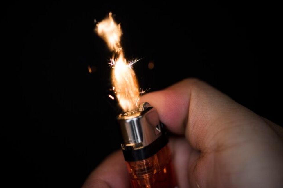 Жительница Карелии подала в суд на соседа, который курил у себя в квартире