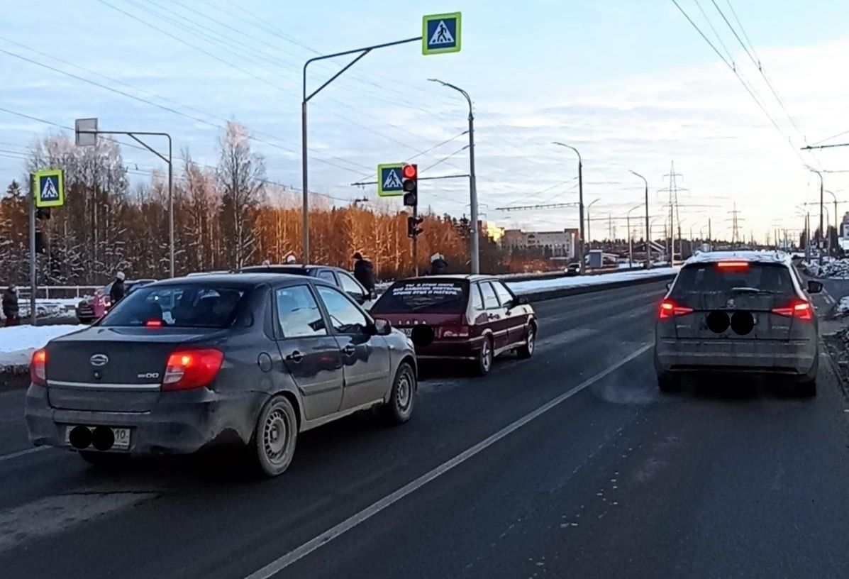 На пешеходном переходе рядом с «Лотос Плазой» сбили молодого мужчину