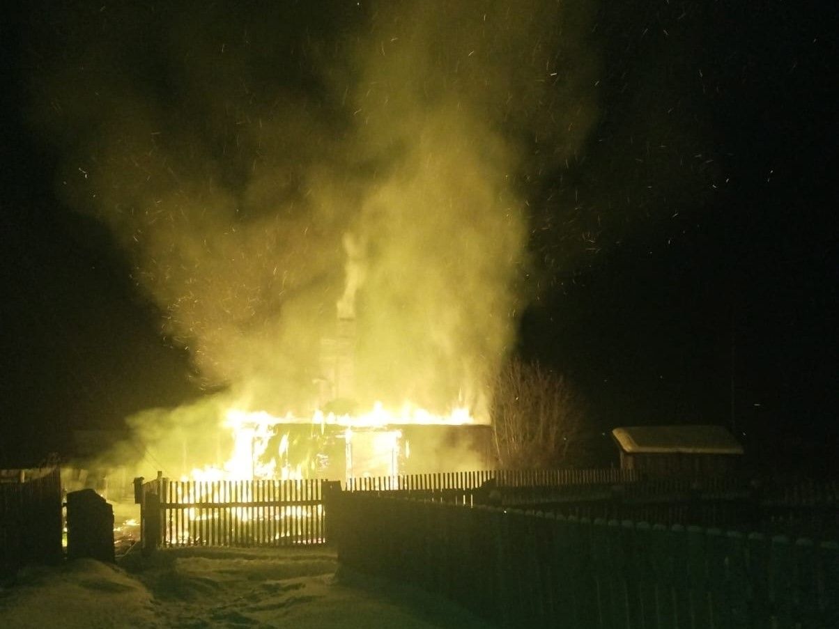 Два человека погибли на пожаре в Сегежском районе