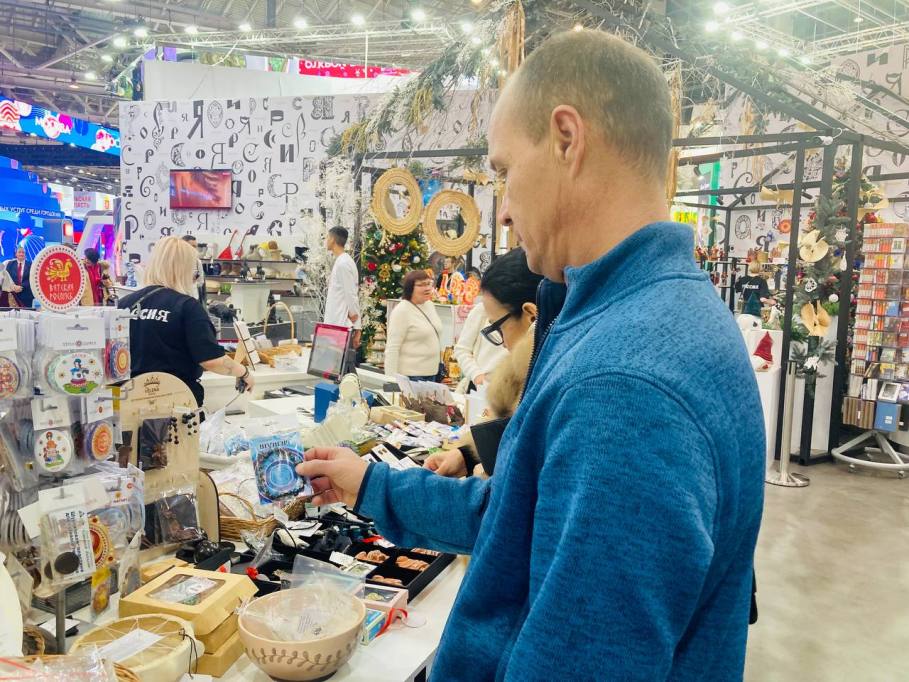 Изделия из карельской берёзы и золотное шитье пользуются спросом на выставке в Москве