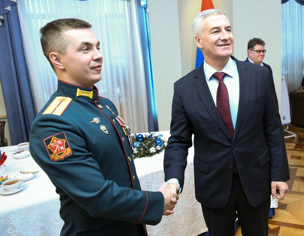 Глава Карелии поздравил жителя Карелии с получением звания Героя России