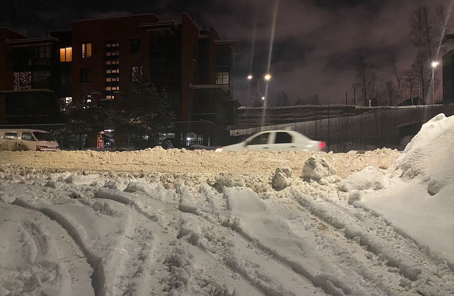 Жители улицы Муезерской в Петрозаводске не могут попасть домой из-за снегоуборочной техники