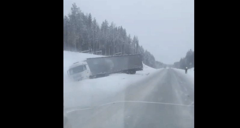 Фура вылетела в кювет на трассе в Карелии