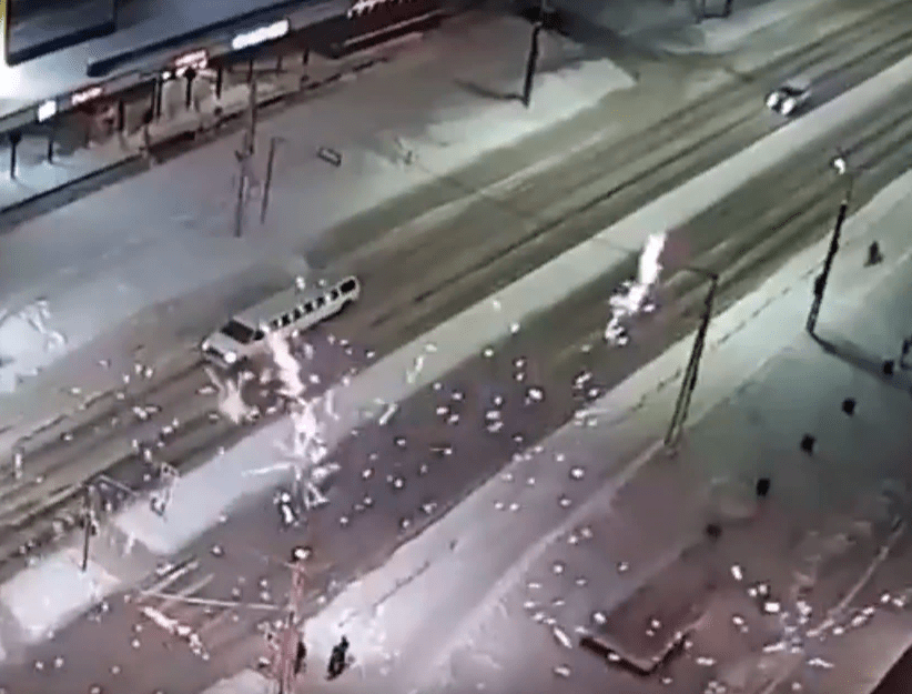 В Петрозаводске пассажир лимузина запустил фейерверк прямо в людей