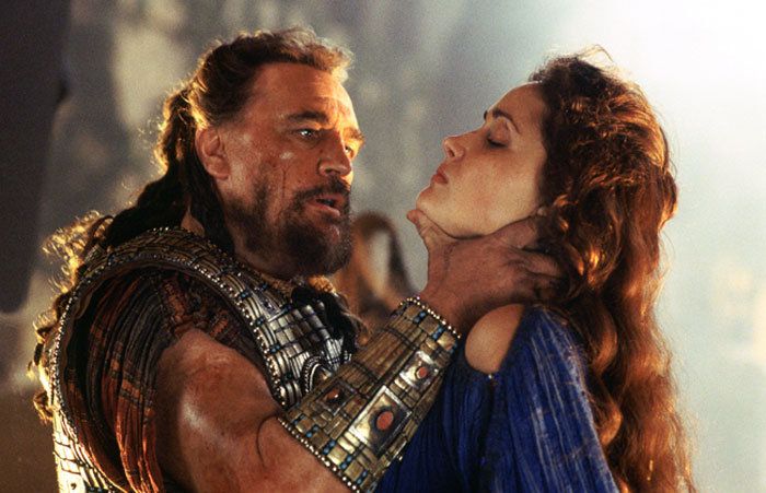 25-летний сегежанин из ревности чуть не задушил девушку