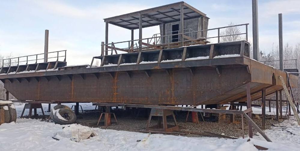 Паром через реку Кемь для поселка Панозеро в Карелии практически построен