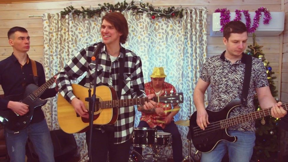 Многодетный отец из Петрозаводска со своей музыкальной группой записали новогодний клип