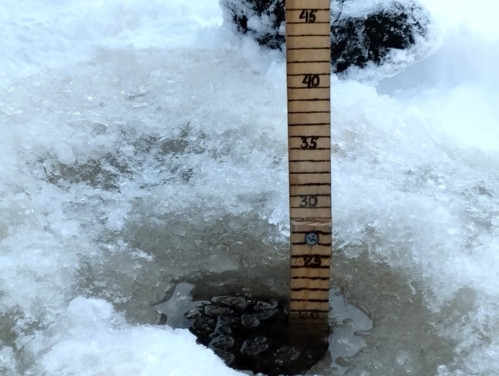 Спасатели и ГИМС измерили толщину льда в Петрозаводской губе Онежского озера