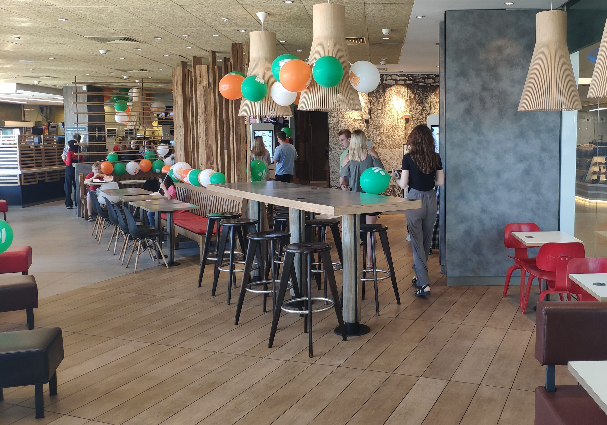 В Петрозаводске в кафе «Вкусно и точка» потолок упал на посетителей