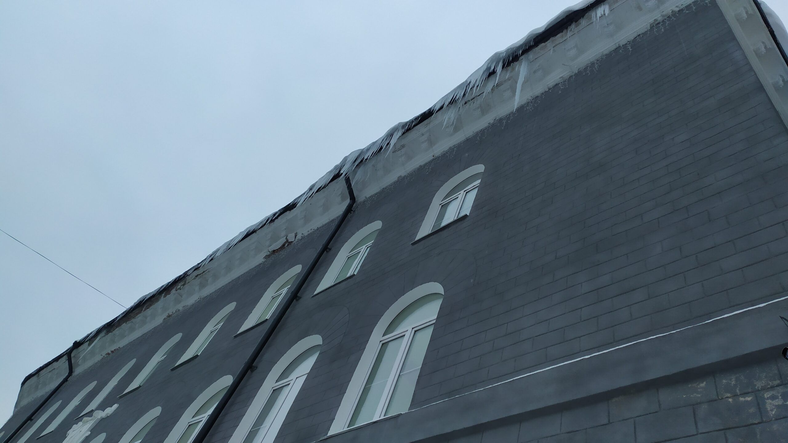 ЕДДС Петрозаводска предупреждает об опасных сосульках на крышах городских домов