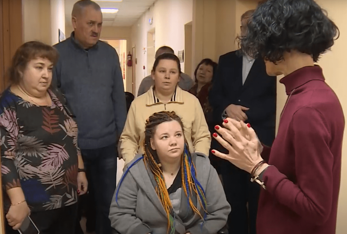 «Обещанного три года ждут». Девушке с инвалидностью из Святозеро, наконец, вручили ключи от благоустроенной квартиры