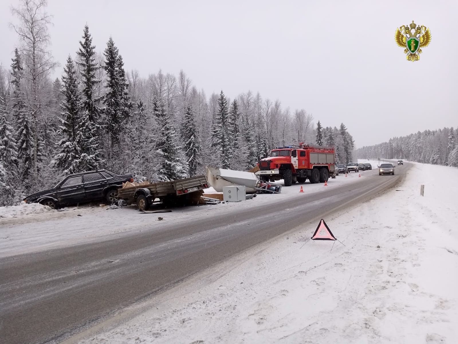 Появились фотографии с места страшного ДТП на «Коле», в котором погибла женщина