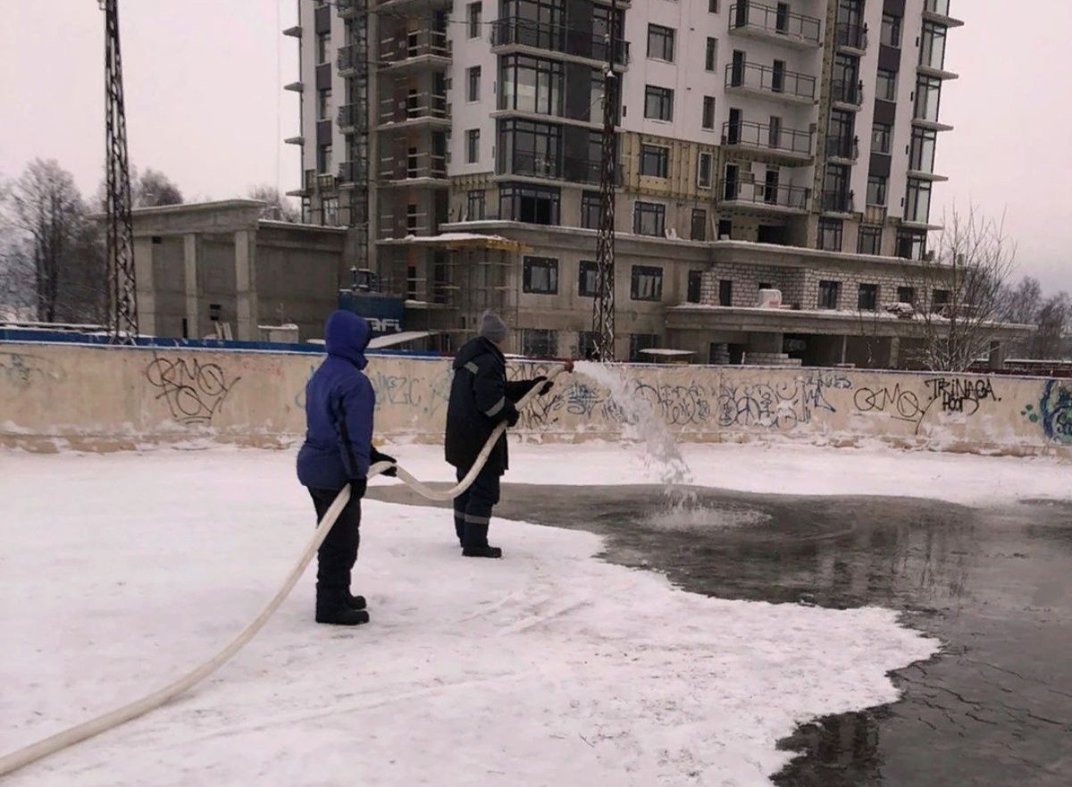 В Петрозаводске начали заливать каток на набережной Варкауса