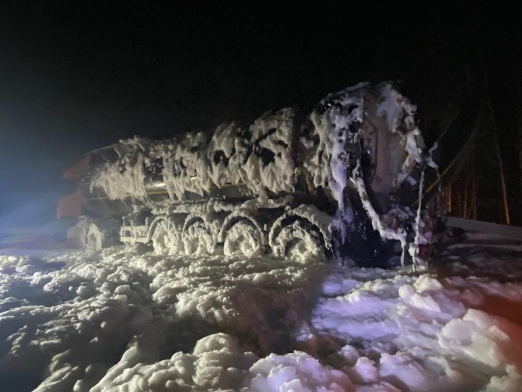 В Карелии после столкновения двух грузовиков на «Коле» разлился мазут, пострадали два человека