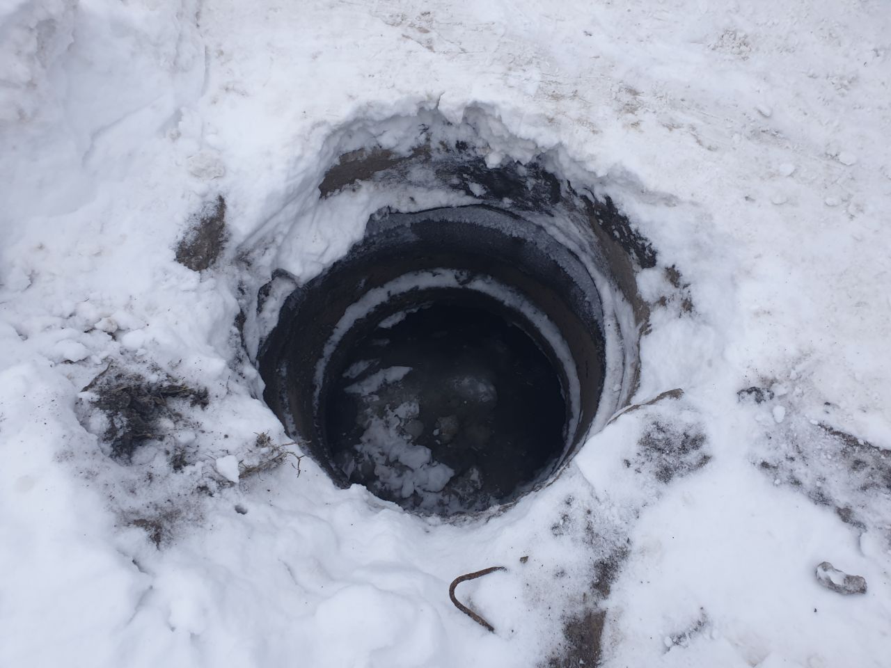 Спецтехника оставляет без крышек колодцы в Петрозаводске