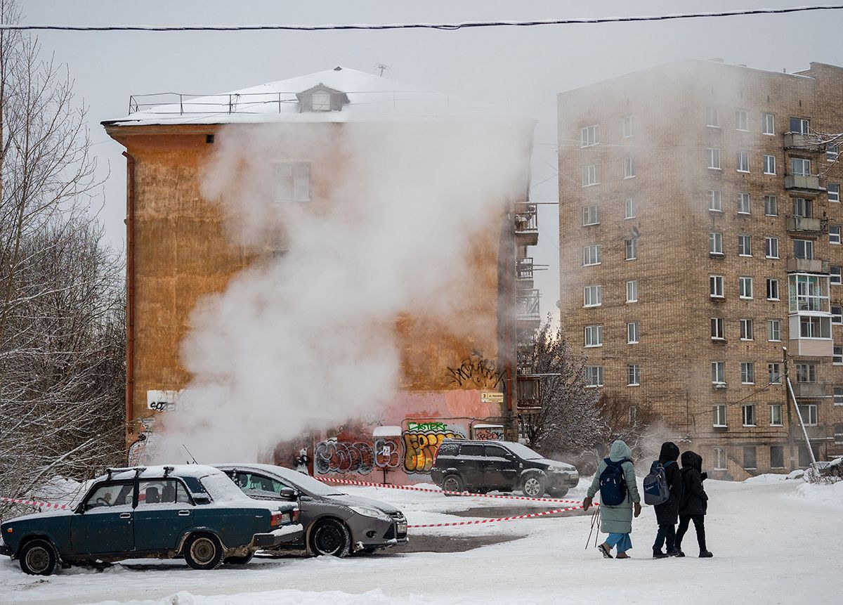 Завершить ремонт теплопровода в Петрозаводске энергетики обещают к вечеру