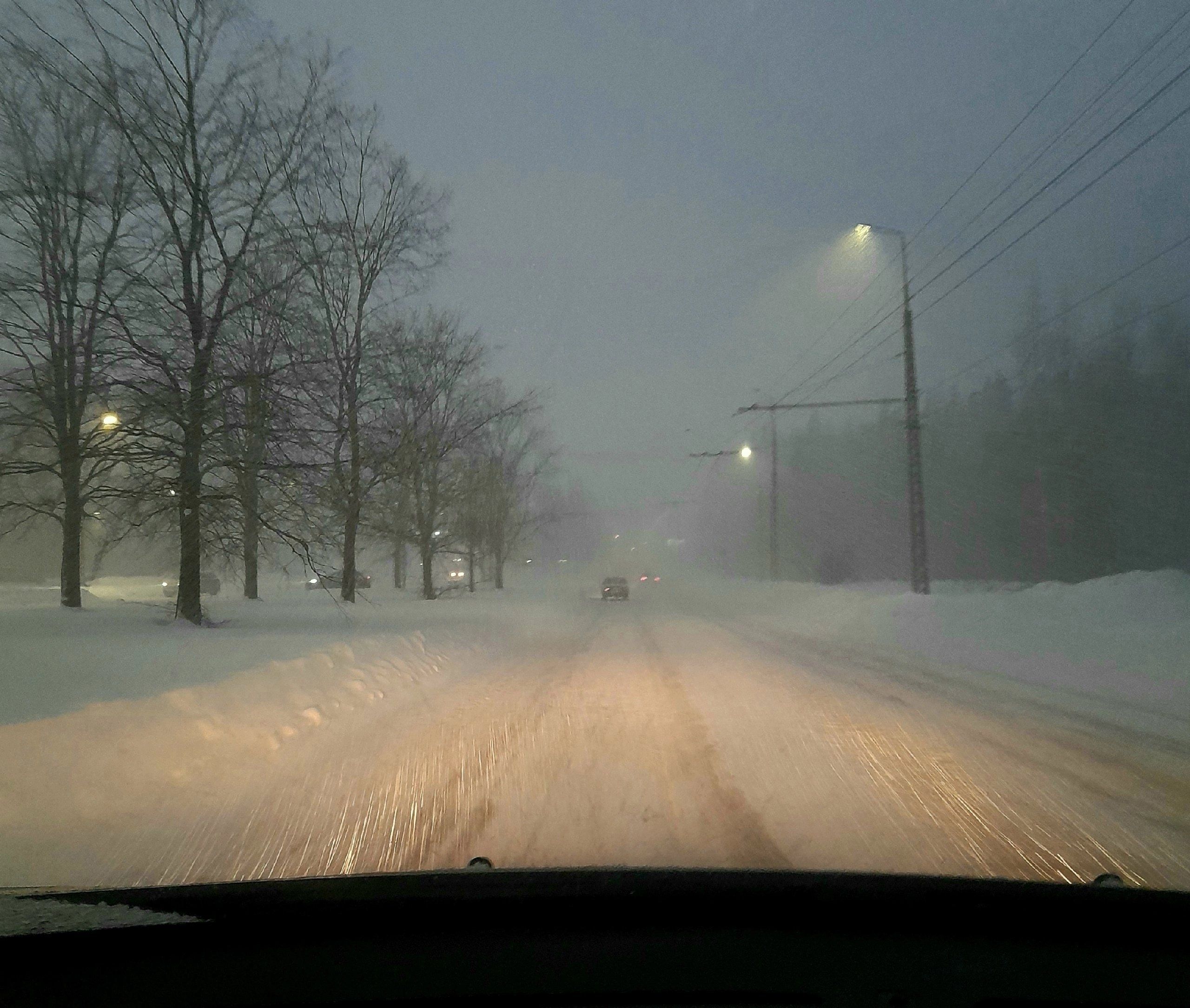 Дорожная обстановка в Петрозаводске ухудшилась из-за мокрого снега