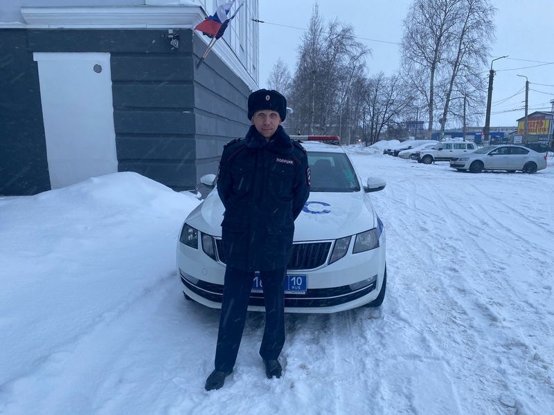 В Петрозаводске полицейский помог потушить загоревшийся автомобиль пенсионера