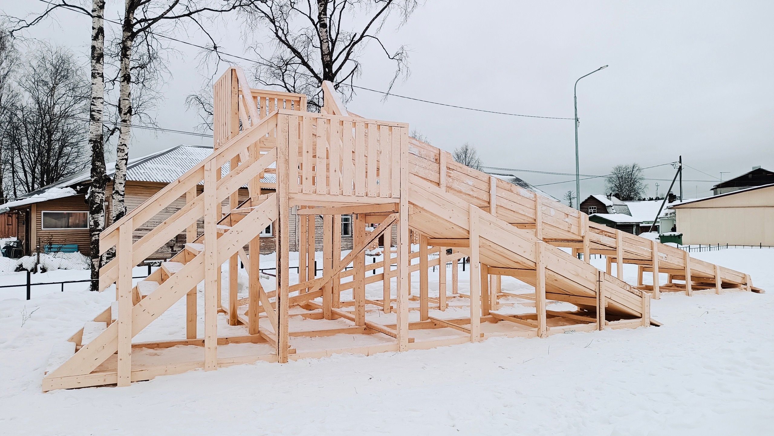 Деревянную горку построили в Пряже за счет благотворителей