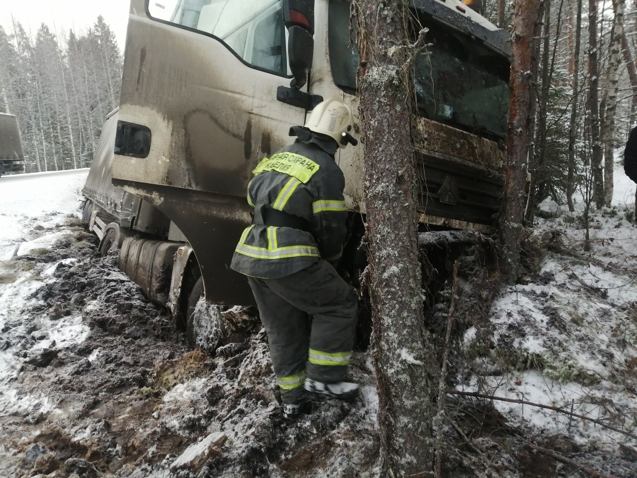 Внедорожник и грузовой автомобиль столкнулись на трассе в Карелии