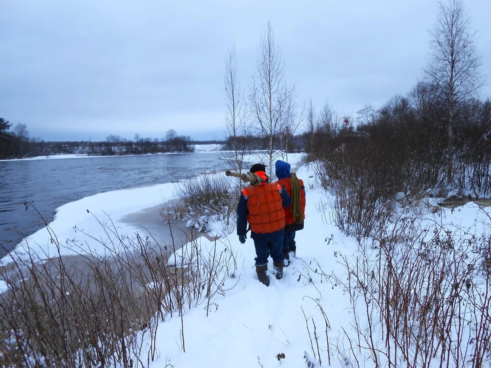 Ледовая разведка прошла на реке Шуя в Карелии. Спасатели выясняли, нужны ли взрывные работы