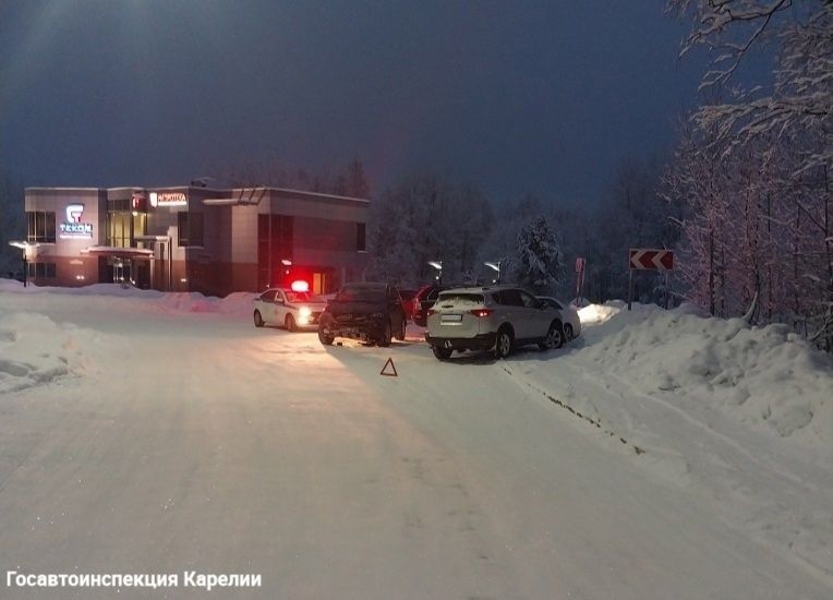 Нетрезвый водитель протаранил три припаркованных автомобиля в Костомукше