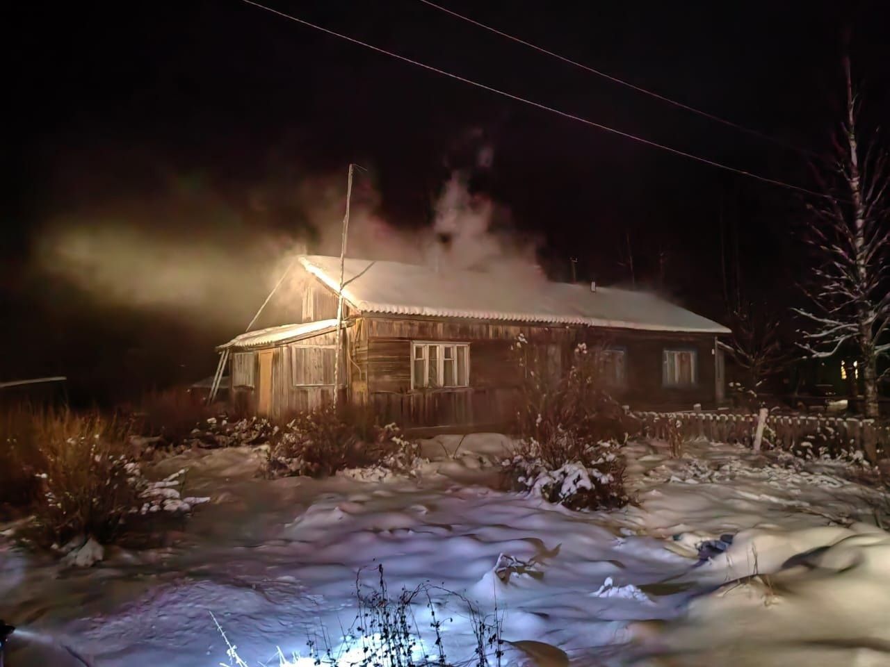 Пожарные из трех частей тушили возгорание в жилом доме в Карелии