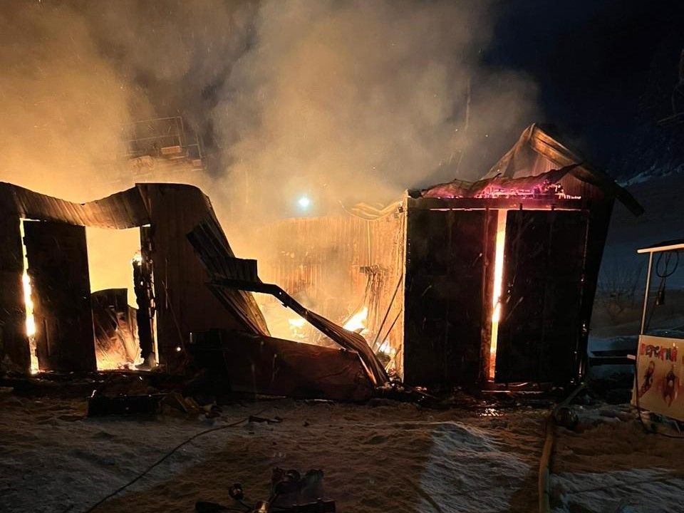 Появилось фото с пожара в горнолыжном комплексе «Ялгора» в Карелии