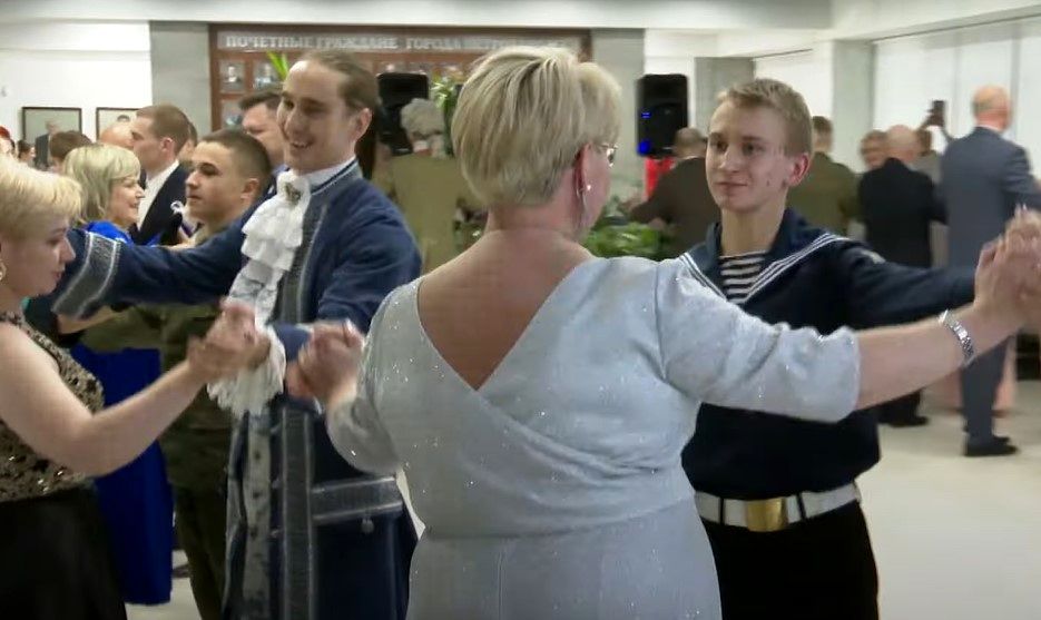 В Петрозаводске прошел благотворительный бал, участниками которого стали люди с онкозаболеваниями