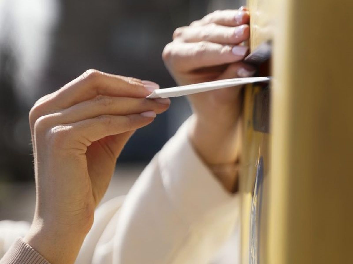 Новогоднюю марку необычной формы выпустили в обращение