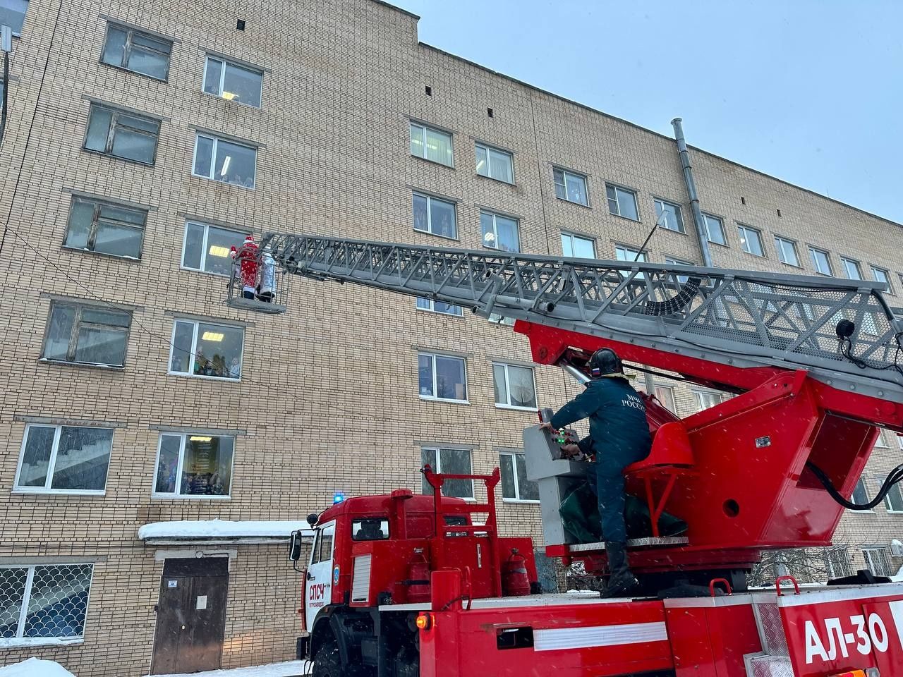 Сотрудники МЧС и больничные клоуны поздравили с Новым годом пациентов Детской республиканской больницы