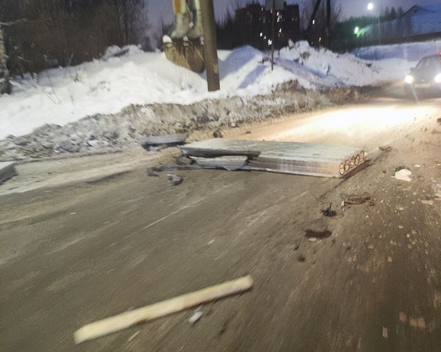 В Петрозаводске из грузовика на дорогу выпали бетонные плиты