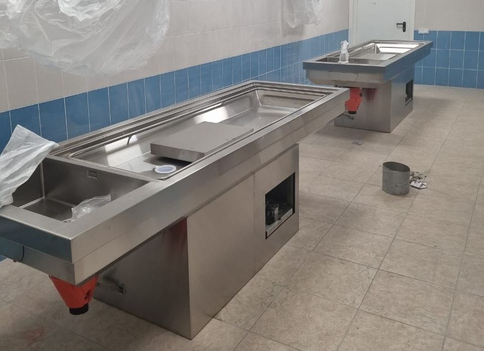 В новом здании Бюро судмедэкспертизы в Петрозаводске монтируют столы и освещение