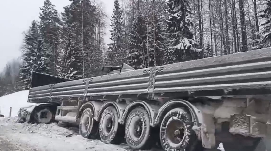 На трассе в Карелии фура вылетела в кювет