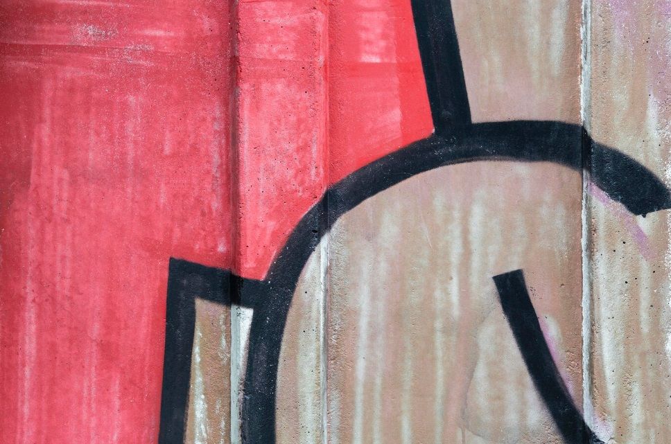 В Карелии «уличный художник» заплатит 150 тысяч рублей за граффити на стене предприятия