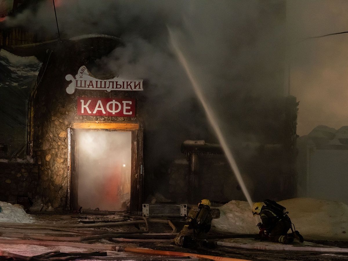 Сгоревшее здание скандально известного кафе разобрали в Петрозаводске