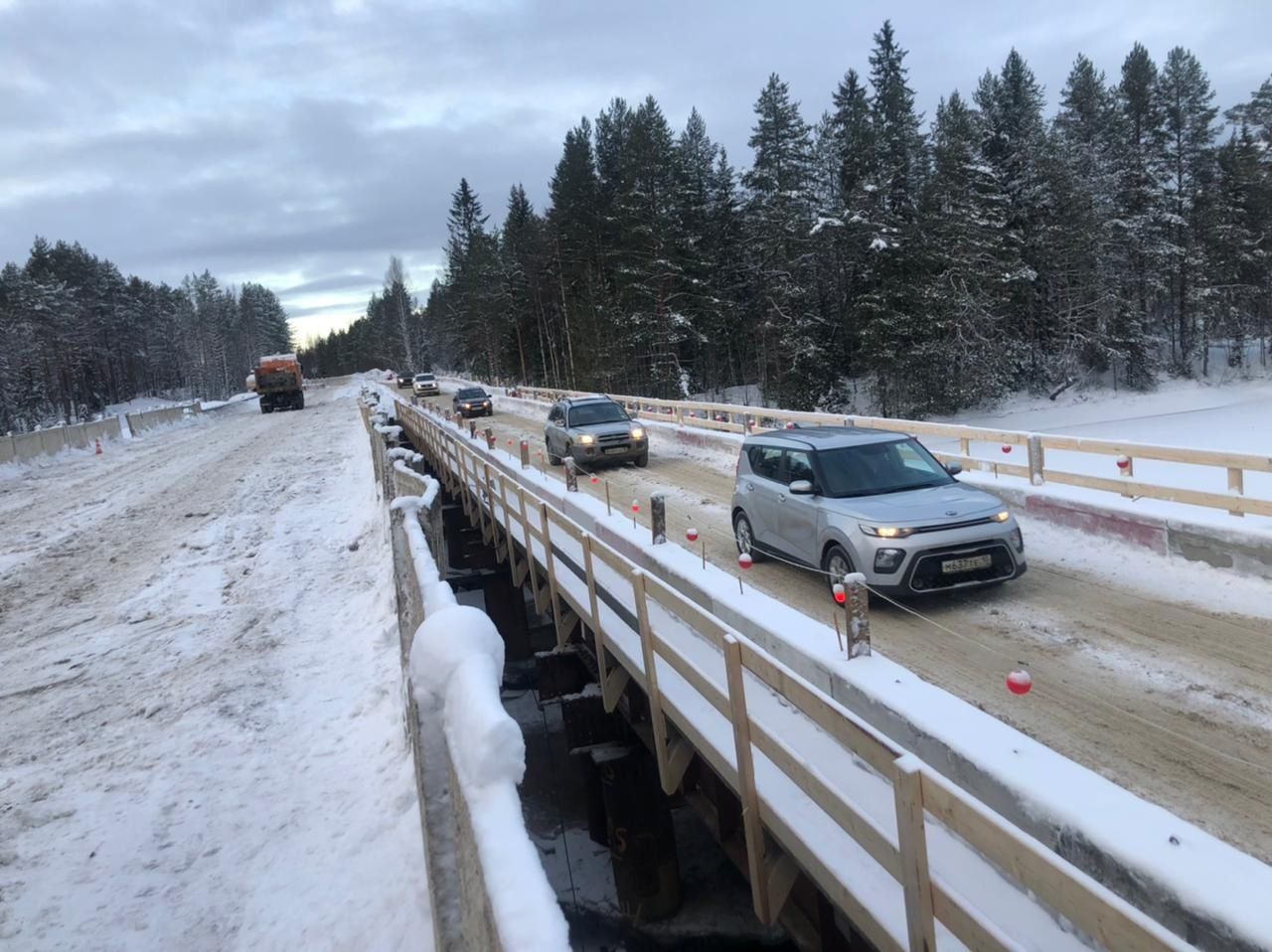 Временный мост через реку Шуя запустили в Суоярвском районе