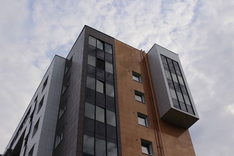 В Петрозаводске пожилая женщина выпала из окна квартиры на седьмом этаже