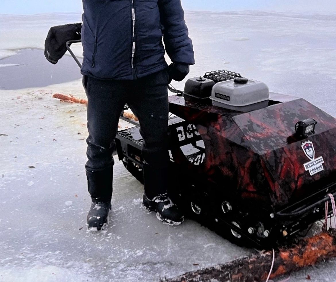 В Карелии под лед провалились рыбаки на мотособаке