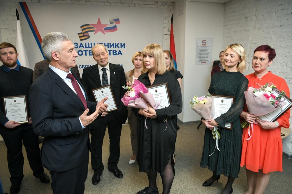 Артур Парфенчиков впервые вручил государственные награды добровольцам Карелии