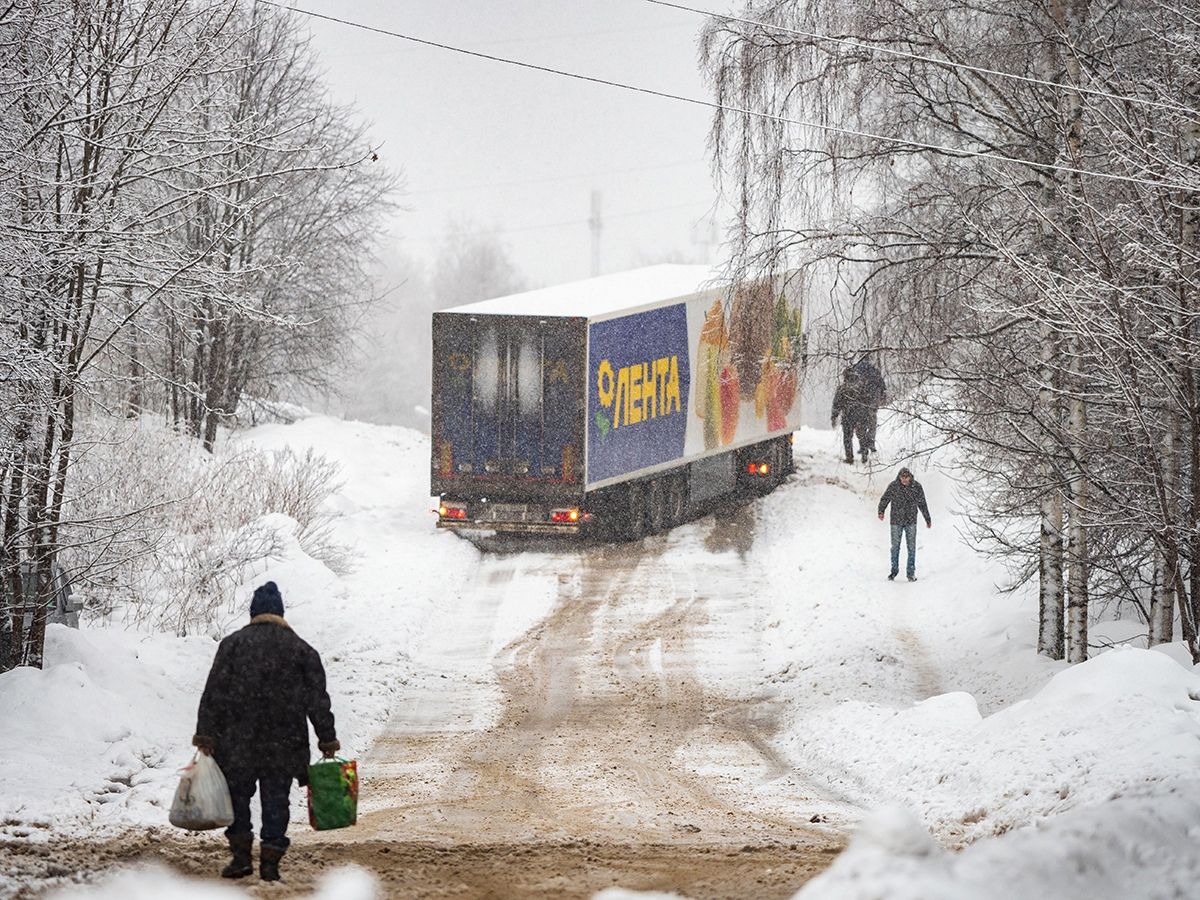 В Петрозаводске грузовик гипермаркета «Лента» перегородил улицу