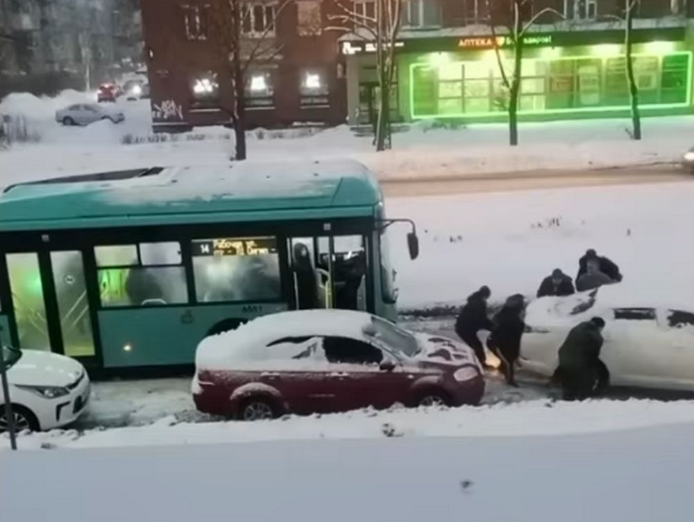 В Петрозаводске пассажиры автобуса передвинули машину, которая перекрыла проезд