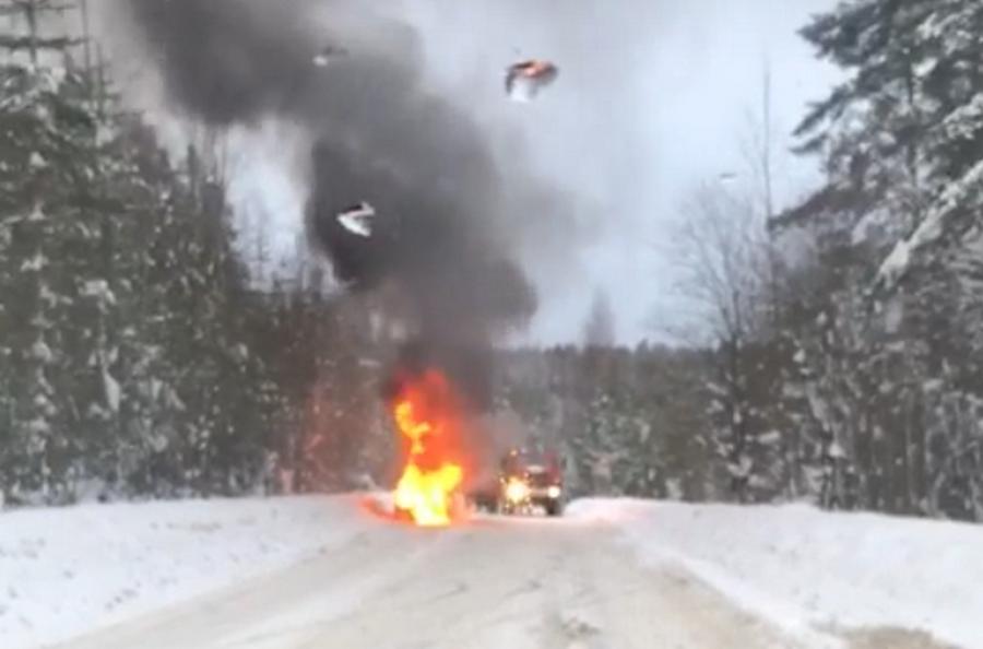Автомобиль сгорел на дороге в Петрозаводске