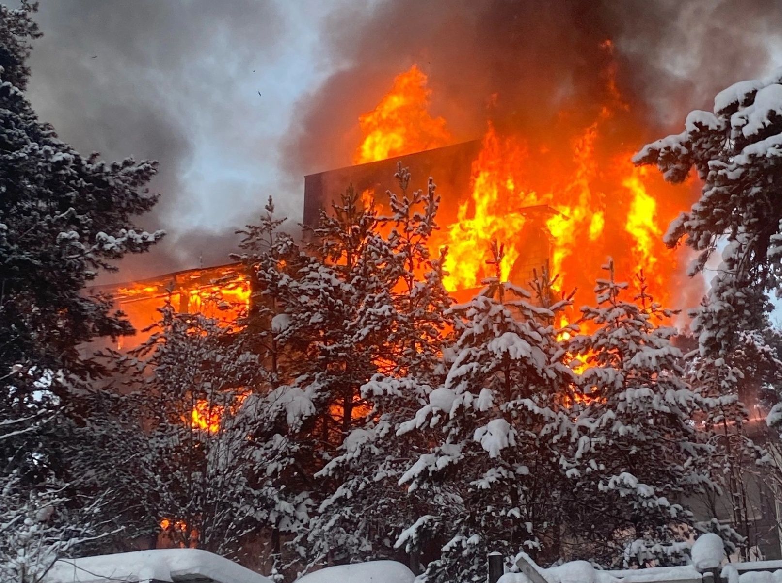 Сильный пожар в Петрозаводске тушили семь часов