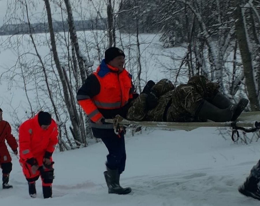В Карелии спасатели вынесли на берег мужчину, которому стало плохо во время рыбалки