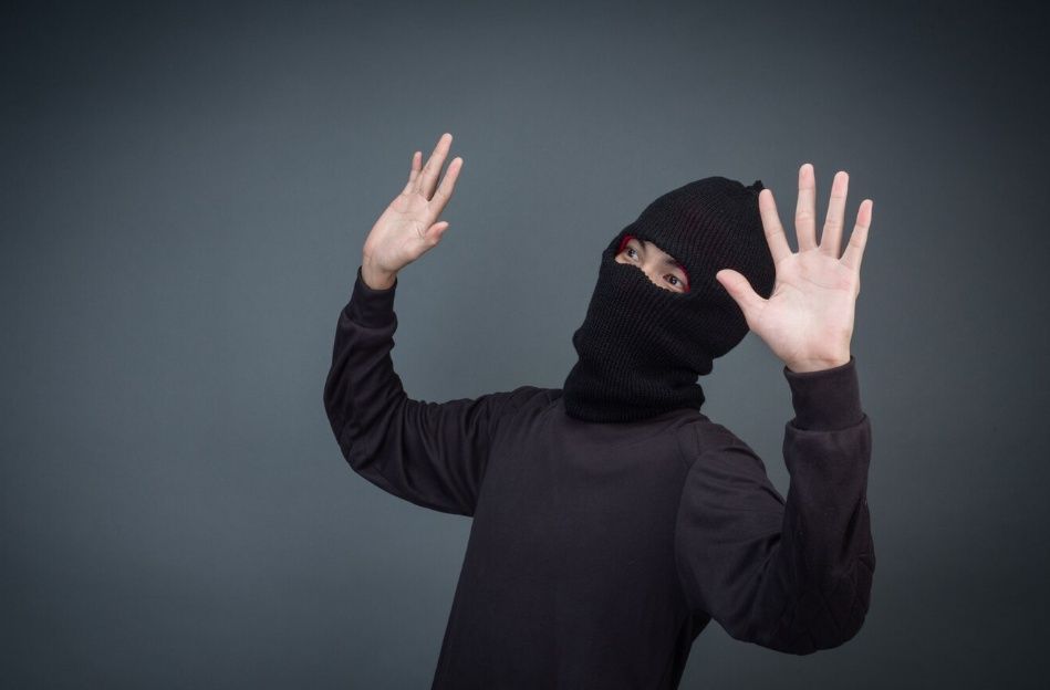 Петрозаводчанин обокрал магазин одежды и распродал вещи прохожим