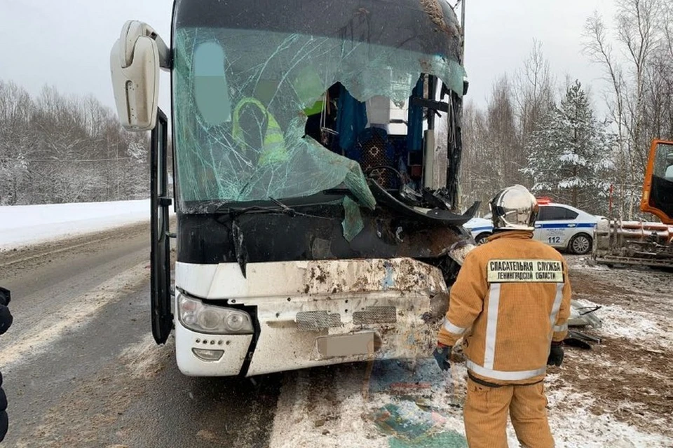 На трассе «Кола» столкнулись снегоуборочная машина и автобус